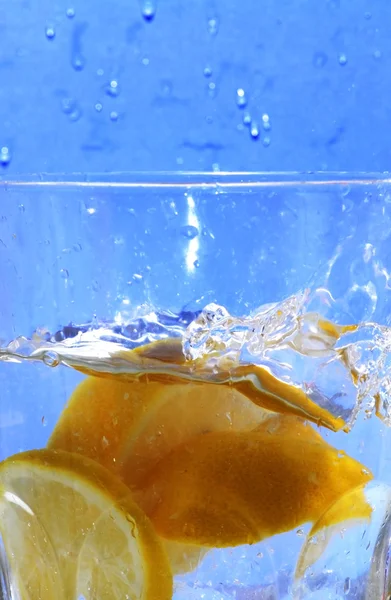 Лимон падає в чисту воду — стокове фото