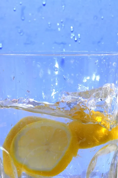 Limone che cade nell'acqua limpida — Foto Stock