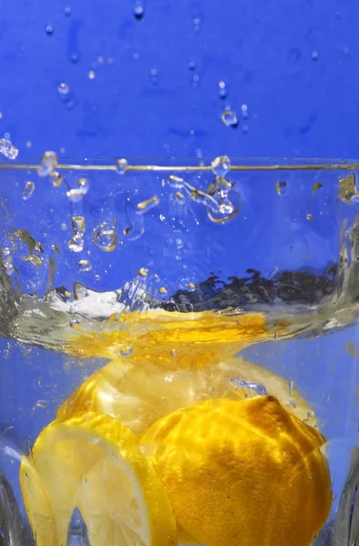 Limone che cade nell'acqua limpida — Foto Stock