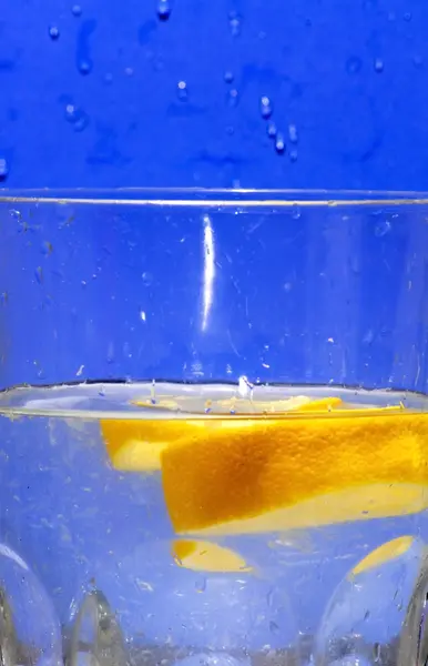 Lemon falling into the clear water — Stock Photo, Image