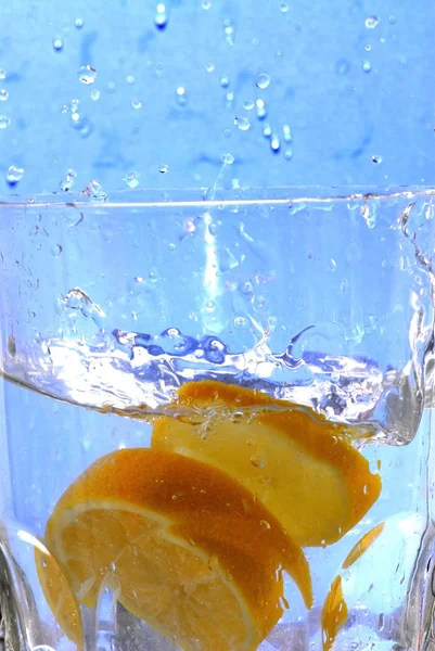 Lemon falling into the clear water — Stock Photo, Image