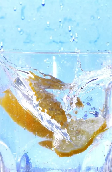 柠檬落入了清澈的水 — 图库照片