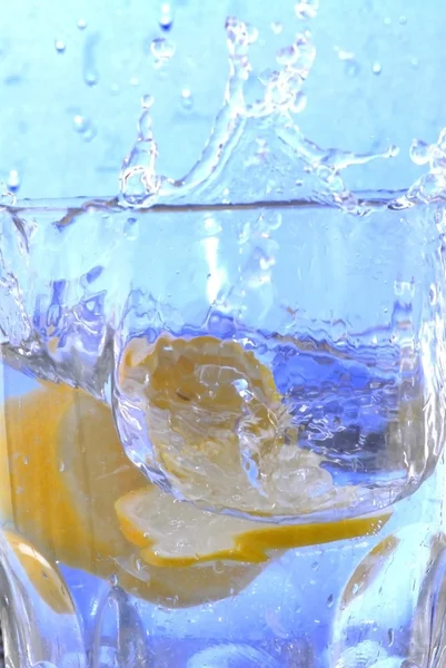 Lemon falling into the clear water — Stock Photo, Image