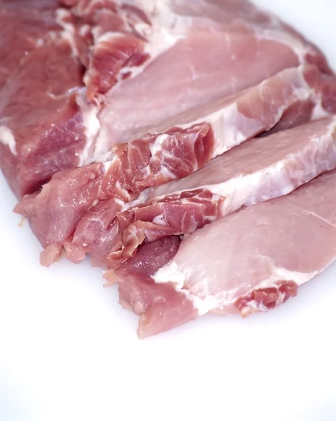 Stück rohes Fleisch in Steaks geschnitten — Stockfoto