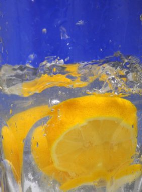 düşen temiz suya limon