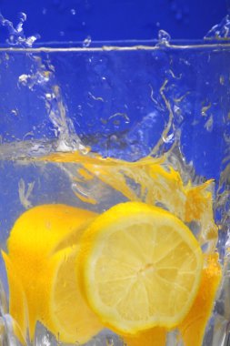 düşen temiz suya limon