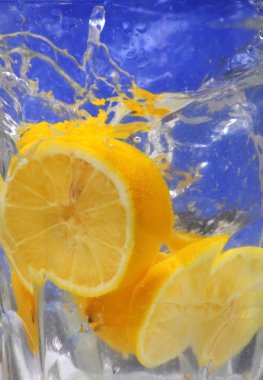 düşen temiz suya limon