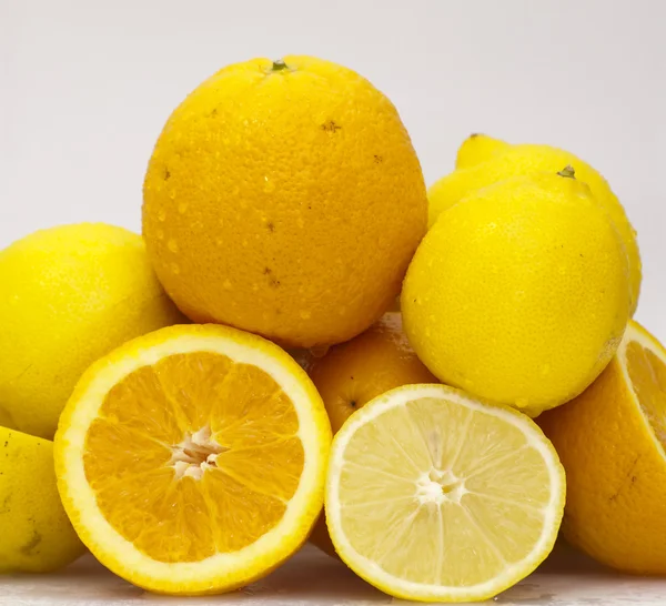 Апельсины и лимоны — стоковое фото