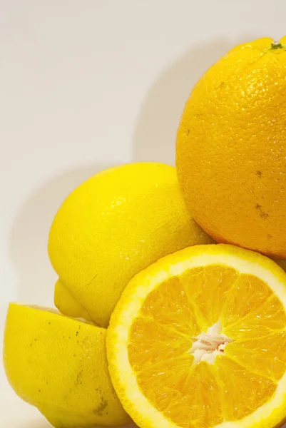 Апельсины и лимоны — стоковое фото