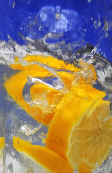 Limão caindo na água limpa — Fotografia de Stock