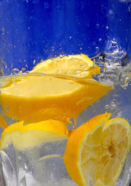 Limone che cade nell'acqua limpida — Foto Stock