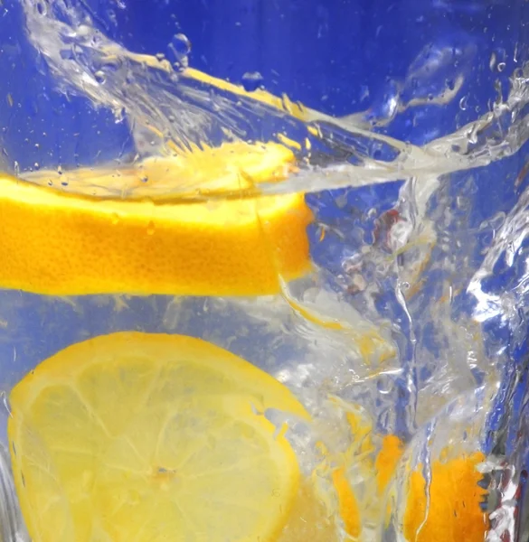Limón cayendo en el agua clara —  Fotos de Stock