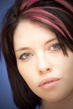 güzel bir kadın ile kırmızı bir tutam