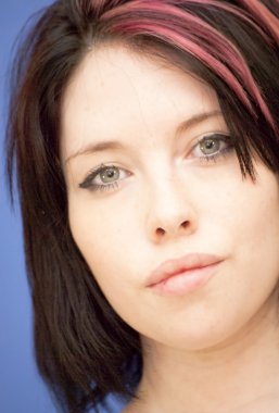 güzel bir kadın ile kırmızı bir tutam