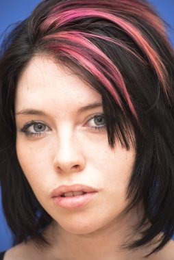 güzel bir kadın ile kırmızı bir tutam