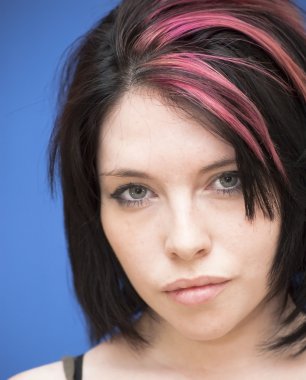 güzel bir kadın ile kırmızı bir tutam