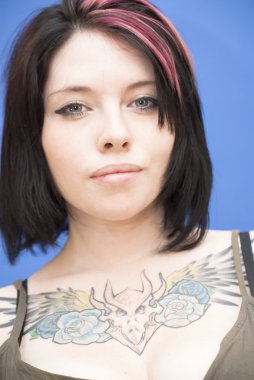 güzel bir kadın ile kırmızı bir tutam