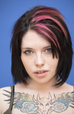 güzel bir kadın ile kırmızı bir tutam