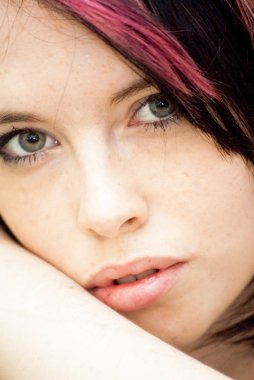 güzel bir kadın ile kırmızı bir tutam