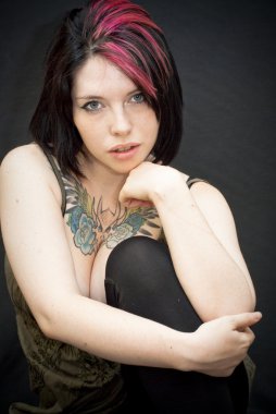 güzel bir kadın ile kırmızı bir tutam