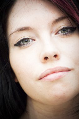 güzel bir kadın ile kırmızı bir tutam