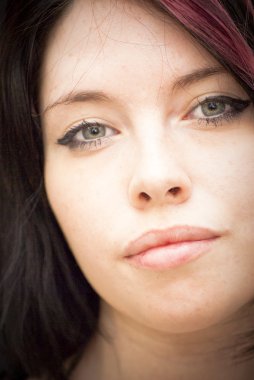 güzel bir kadın ile kırmızı bir tutam