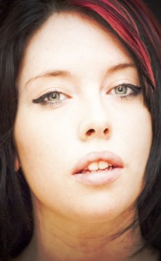 güzel bir kadın ile kırmızı bir tutam