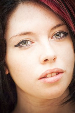 güzel bir kadın ile kırmızı bir tutam