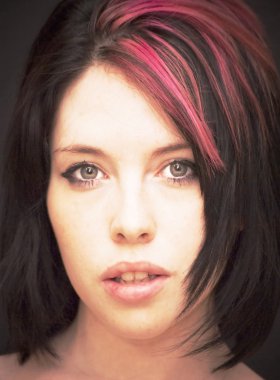 güzel bir kadın ile kırmızı bir tutam