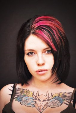 güzel bir kadın ile kırmızı bir tutam