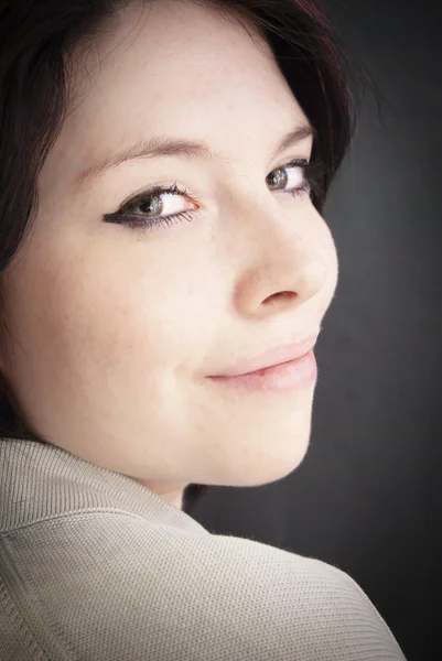 Mooie vrouw met een rode tuft — Stockfoto