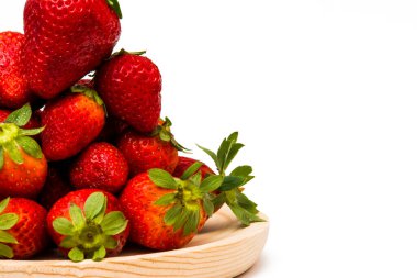 Beyaz arka planda bir grup taze çilek