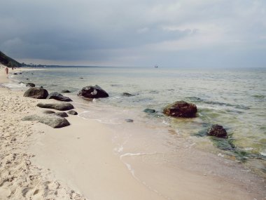 Deniz, plaj ve kayalıklarla