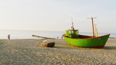 Sahilde deniz tekne