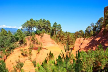 Les Ocres du Roussillon, footpath and red rocks. Provence, Franc clipart