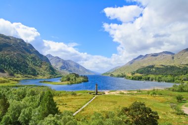 Glenfinnan anıt ve loch shiel Gölü. Dağlık İskoçya