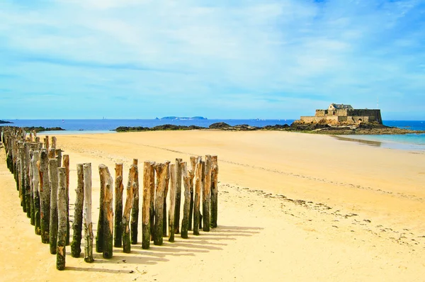 Saint Malo Fort National and poles, low tide. Brittany, France. — Stock Photo, Image