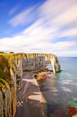 Etretat, manneporte doğal taş kemer ve kumsalı. Normandy, f