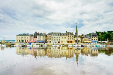 Honfleur manzarası ve yansıması ile liman. Normandy, Fransa