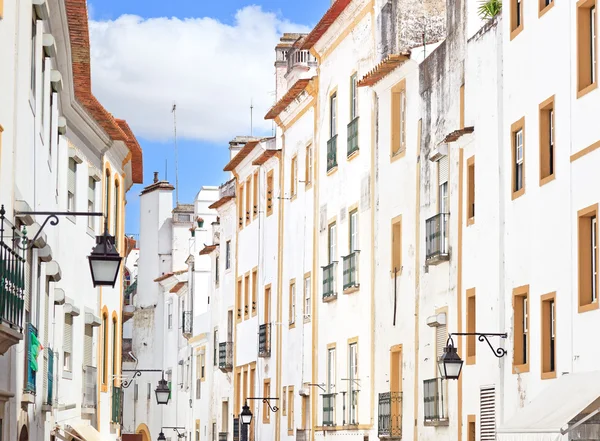 Fachadas blancas antigua calle urbana en Evora. Alentejo, Portugal — Foto de Stock