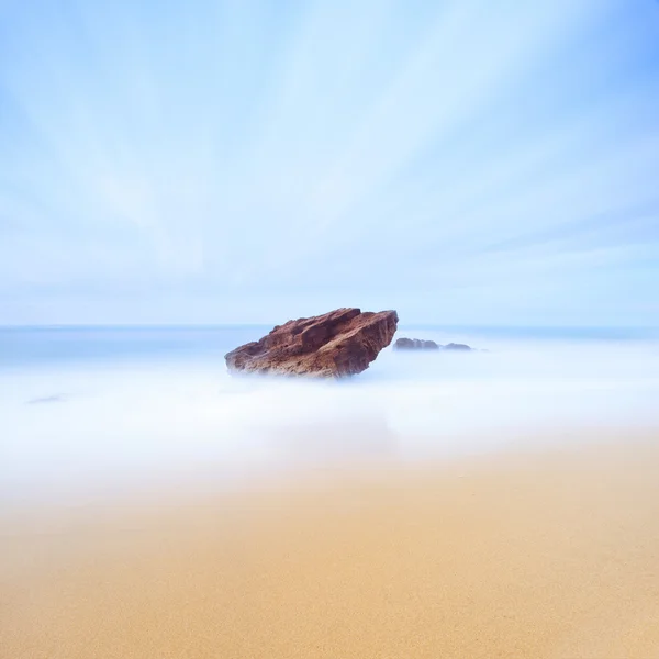 Rock, zee en zand zeegezicht. lange blootstelling fotografie. Italië. — Stockfoto