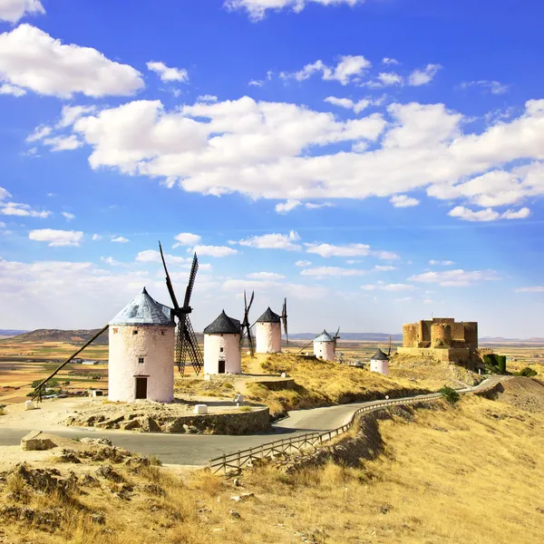 Wiatraki i zamek consuegra. Hiszpania — Zdjęcie stockowe