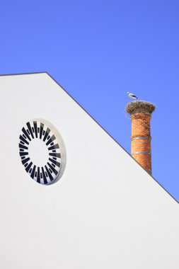 Baca leylek yuvası ve Algarve'deki/daki oteller beyaz mimarisi. Portekiz.