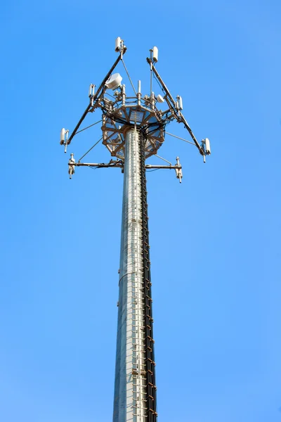 Telekomunikační věž. stanice mobilních telefonů na modré obloze — Stock fotografie