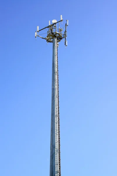 Telecommunicatie toren. mobiele telefoon station in een blauwe hemel — Stockfoto