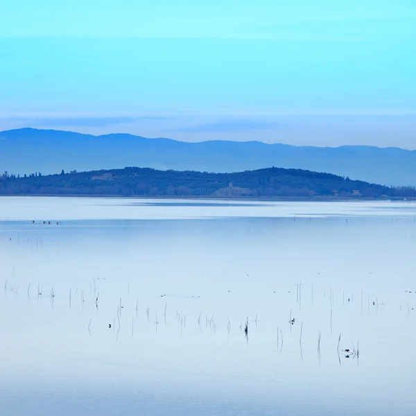 Zachód niebieski pejzaż na jezioro trasimeno, Włochy, Europa. — Zdjęcie stockowe