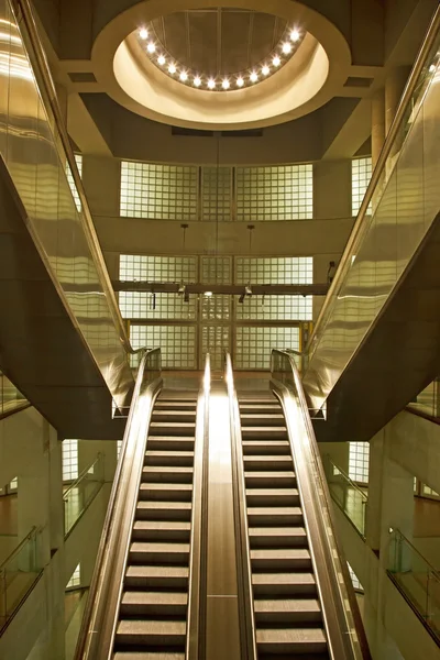 Escalera interior dorada en arquitectura empresarial — Foto de Stock
