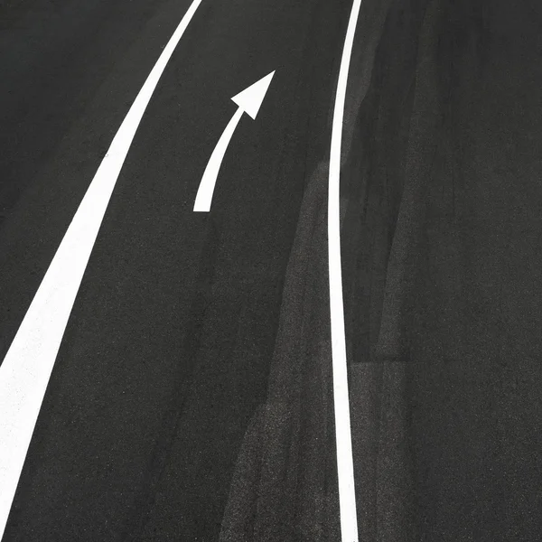 Asphalt, weiße Linien und Pfeilschild rechts — Stockfoto