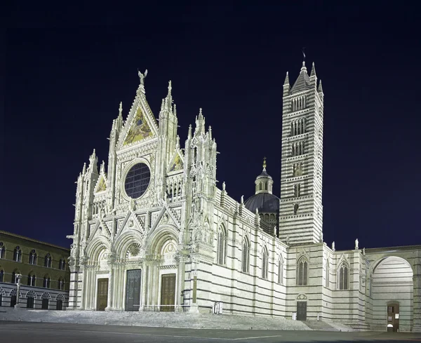 Siena kathedraal duomo landmark, nachtfotografie. Toscane, ital — Stockfoto