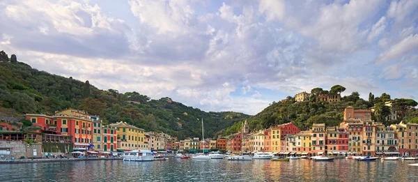 Portofino luxury village landmark, panorama view. Liguria, Italia — Stok Foto